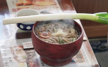 Độc đáo món mì dùng cọng hành gắp thay đũa ở Nhật Bản