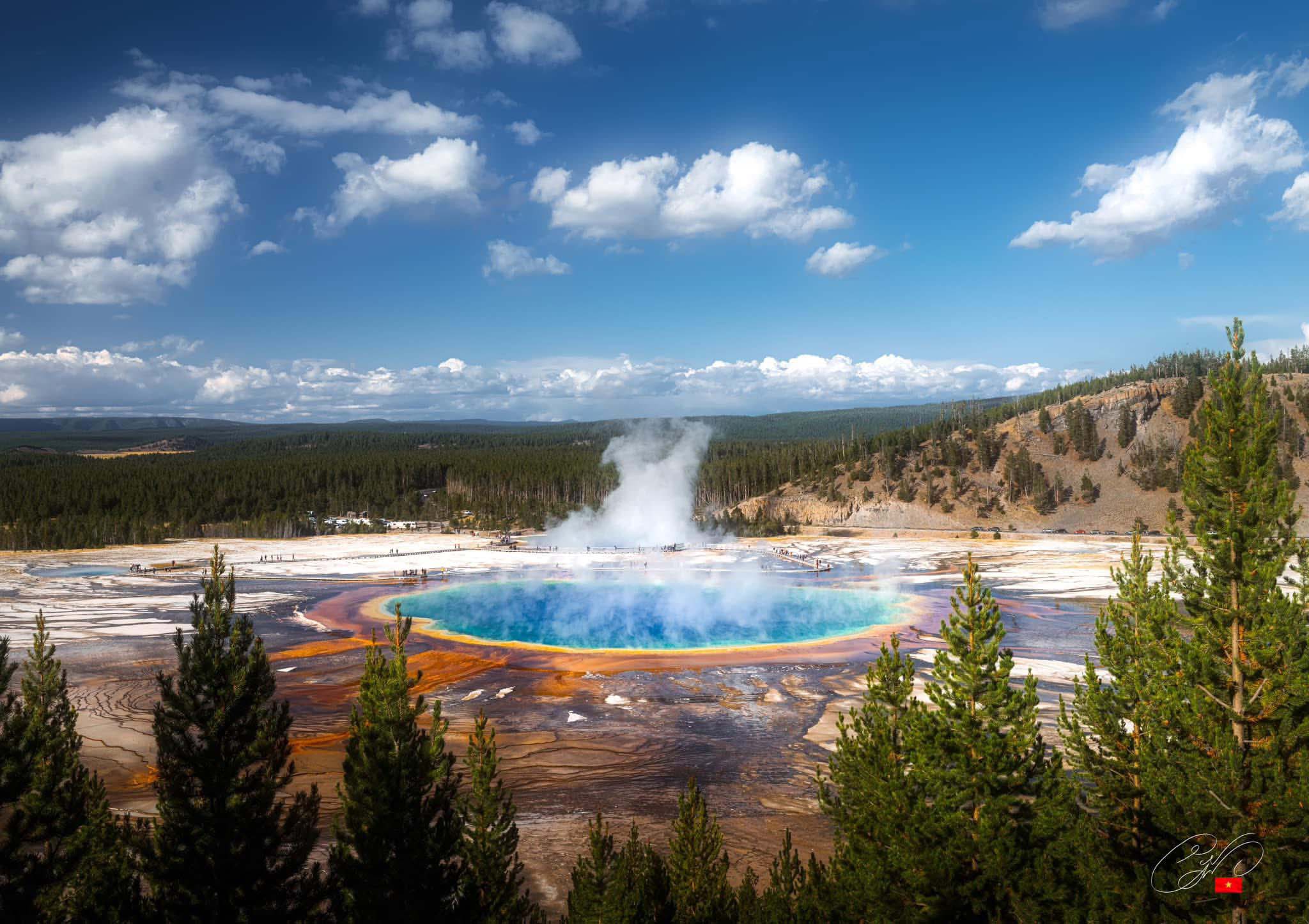 Khám phá những dòng suối nước nóng ở Vườn quốc gia Yellowstone, Mỹ