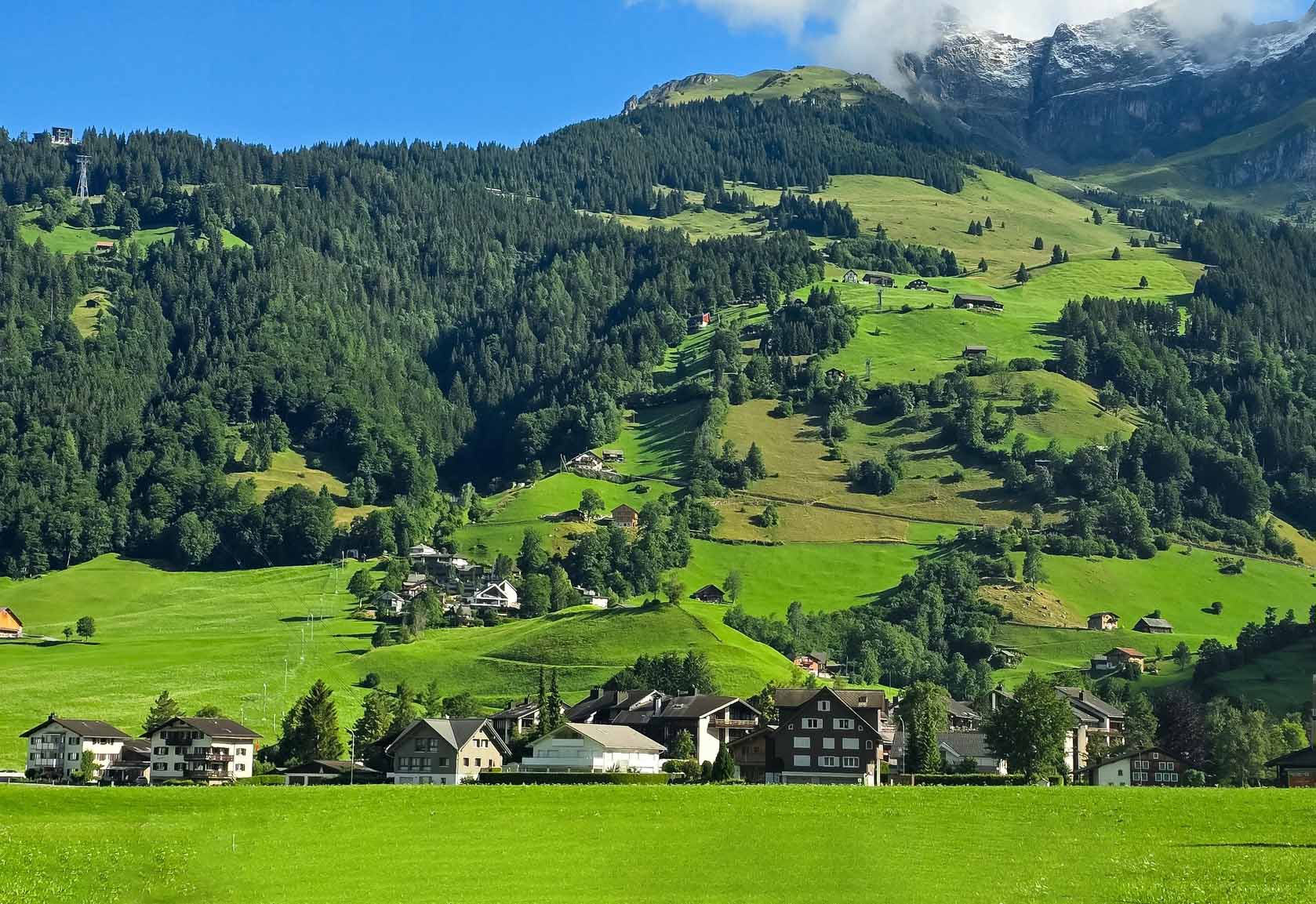 Sắc xanh ngày hè tại làng Engelberg ở Thụy Sĩ