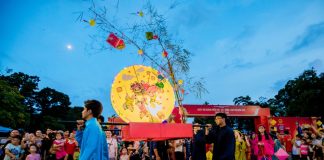 Không khí Trung thu sôi động trên đường phố Huế