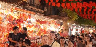 Khách quốc tế khám phá phố Hàng Mã rực rỡ mùa Trung thu
