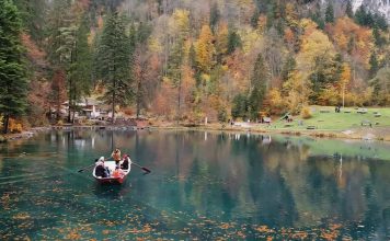 Sắc thu bên hồ Blausee ở Thụy Sĩ