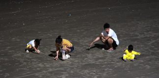 Con cái chìm trong thế giới ảo, gia đình loay hoay ngoài đời thật