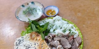 Đổi vị bữa sáng với bánh hỏi lòng heo ở phường Chánh Hưng