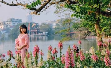Hồ Gươm thắm sắc hoa xuân