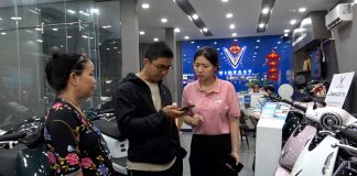 Giá xăng tăng, xe máy điện hút người mua