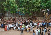 Du lịch lễ, người xếp hàng, phòng kín cửa